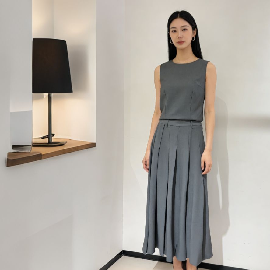 Lightweight twill pleated skirt