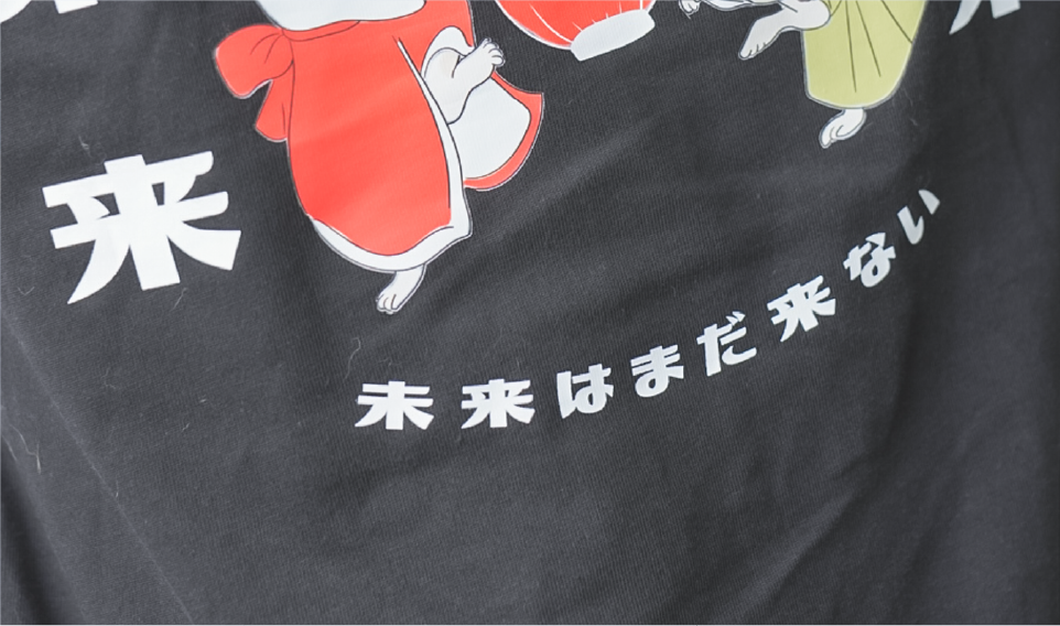 black-fabric-with-red-cat-graphic-and-japanese-text-print-Lazy-Cat-Tee-Hong-Kong-Kwun-Tong-Grandmama-store