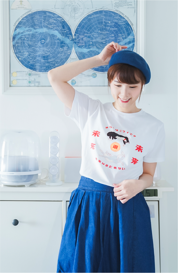 woman-in-blue-beret-wearing-white-tee-with-red-cat-print-Lazy-Cat-Tee-Hong-Kong-Kwun-Tong-Grandmama-store